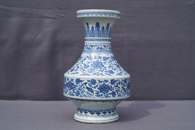 Een Chinese blauwwitte vaas met florale slingers, Qianlong